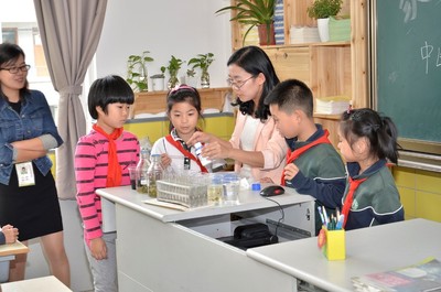 “藥物小達人”科普活動走進張江高科實驗小學 醫(yī)藥教學器材點亮科學夢想