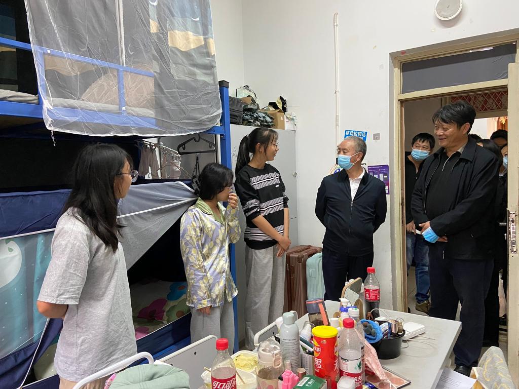 校黨委書記唐家華深入一線檢查指導校園安全穩(wěn)定與醫(yī)藥教學器材管理工作